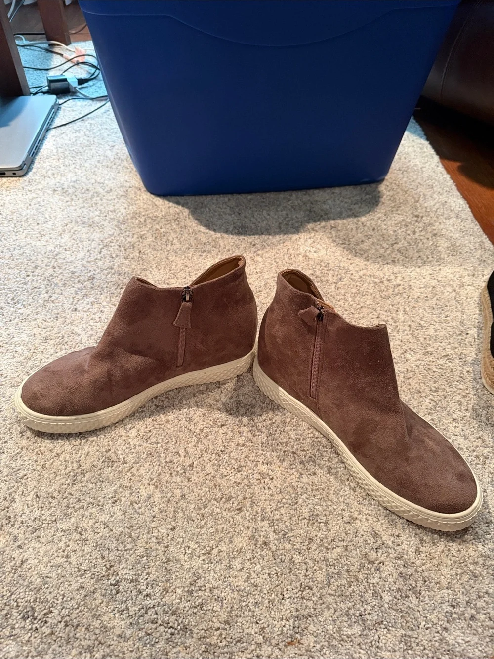 AEROSOLES suede chukka